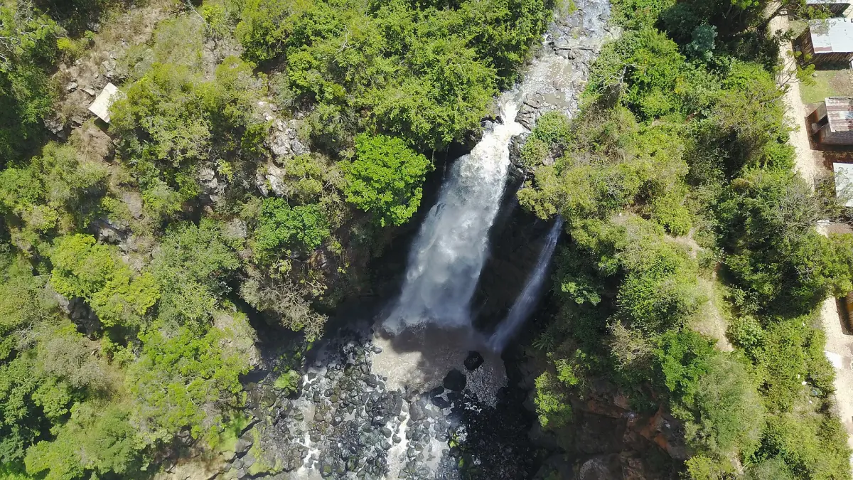 Luchtfoto van Thomson Falls en het omliggende bos in Nyahururu